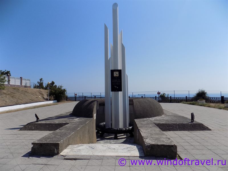 Памятник погибшим на пароходе Адмирал Нахимов в Кабардинке