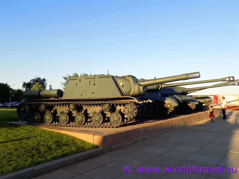 Военная техника у музея-панорамы «Сталинградская битва» в Волгограде