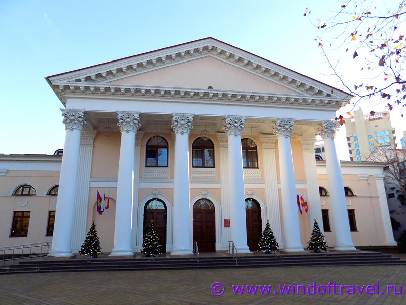 Здание городского собрания в Сочи