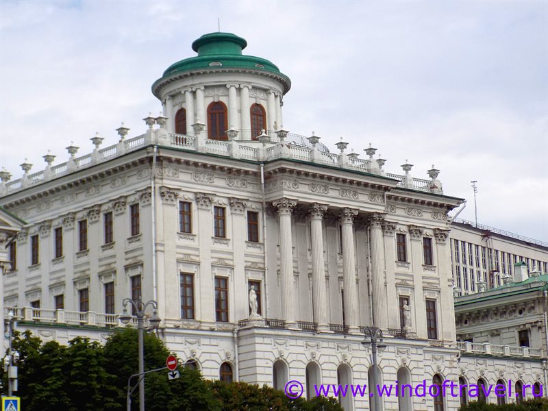 Здание Российской государственной библиотеки в Москве